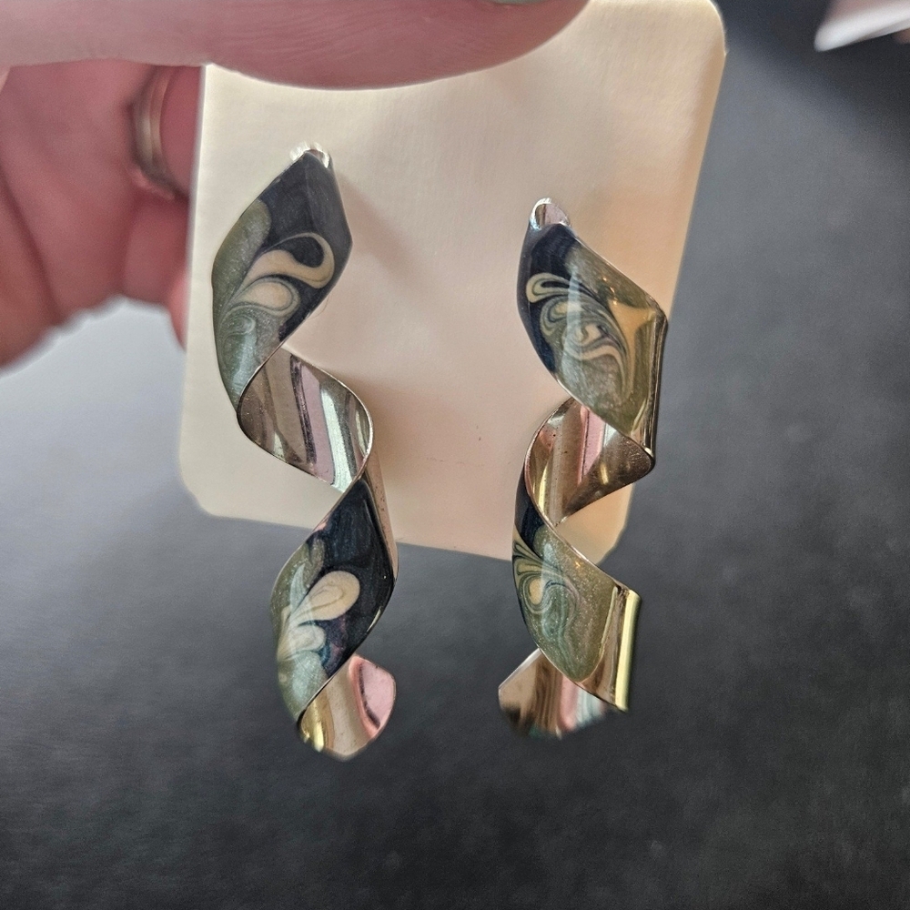 Elegant Twisted Earrings in Gold and Black
